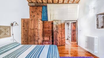 3 makuuhuonetta, työpöytä, silitysrauta/-lauta, internet