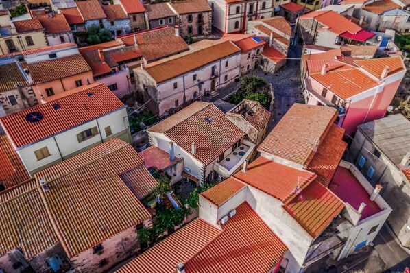 A model of a densely packed urban area with closely built structures, narrow streets, and red-tiled roofs.