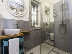 Shower, hair dryer, towels - Historical Lisbon Apartment (Lisboa ciudad)