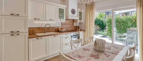 Fridge, oven, dishwasher, coffee/tea maker