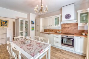 Fridge, oven, dishwasher, coffee/tea maker