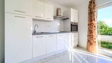 House, 4 Bedrooms | Private kitchen | Fridge, microwave, oven, stovetop