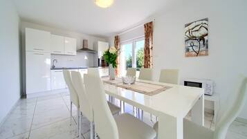 House, 4 Bedrooms | In-room dining