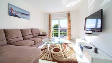 House, 4 Bedrooms | Living room | Flat-screen TV