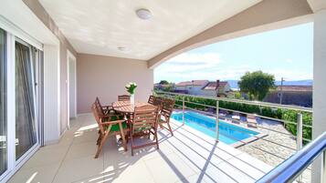 House, 4 Bedrooms | Balcony