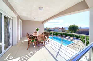 House, 4 Bedrooms | Balcony