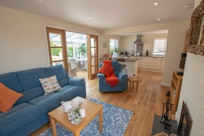 Smart TV - Chelford: 3-Bed Home Near Rhosneigr Beach | Managed by Anglesey Holiday Letting (Anglesey)