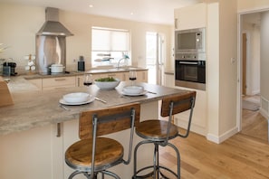 Microwave, oven, dishwasher, toaster - Chelford: 3-Bed Home Near Rhosneigr Beach | Managed by Anglesey Holiday Letting (Anglesey)