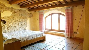 2 quartos, escrivaninha, ferros/tábuas de passar roupa, berço de viagem