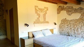 2 habitaciones, escritorio y tabla de planchar con plancha 