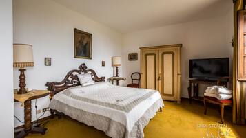 5 bedrooms, iron/ironing board, free WiFi, bed sheets