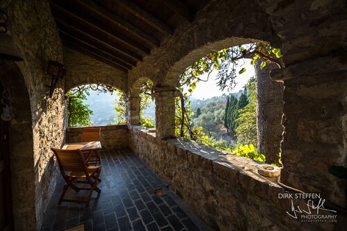 Kasteel van 1400, tussen Portofino en Cinque Terre, uitzicht op zee tussen de olijfbomen