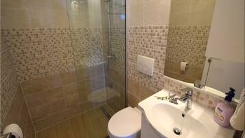 Apartment, 2 Bedrooms (652 - priz) | Bathroom | Hair dryer, towels, soap, toilet paper