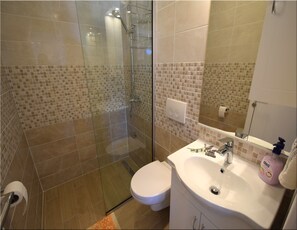 Appartement, 2 chambres (652 - priz) | Salle de bain | Séchoir à cheveux, serviettes fournies, savon, papier de toilette
