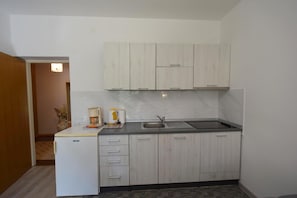 Apartment, 1 Bedroom (286 - priz. D, manji) | Dapur peribadi | Peti sejuk, dapur, pembancuh kopi/teh 