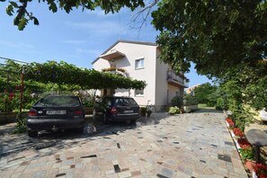 Property grounds - Studio Apartment Josipa 1 (Malinska)