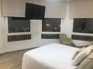 3 habitaciones, tabla de planchar con plancha, wifi y ropa de cama 