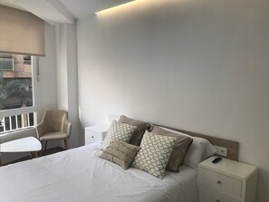 3 habitaciones, tabla de planchar con plancha, wifi y ropa de cama 