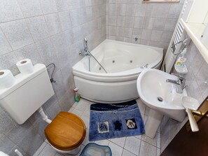 Departamento, 3 habitaciones | Baño | Regadera, toallas, papel de baño 