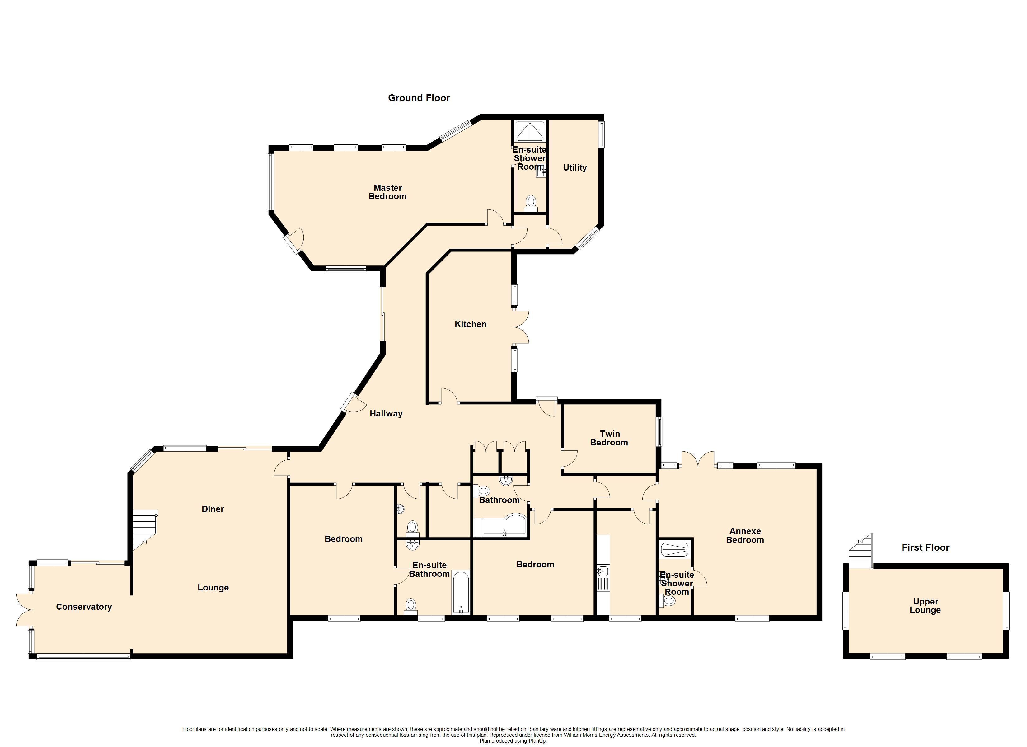 Plano de distribución de un hotel que muestra la planta baja, con una habitación principal, dos camas, baño privado, baño, habitación, sala de estar, invernadero y cuarto de servicio.
