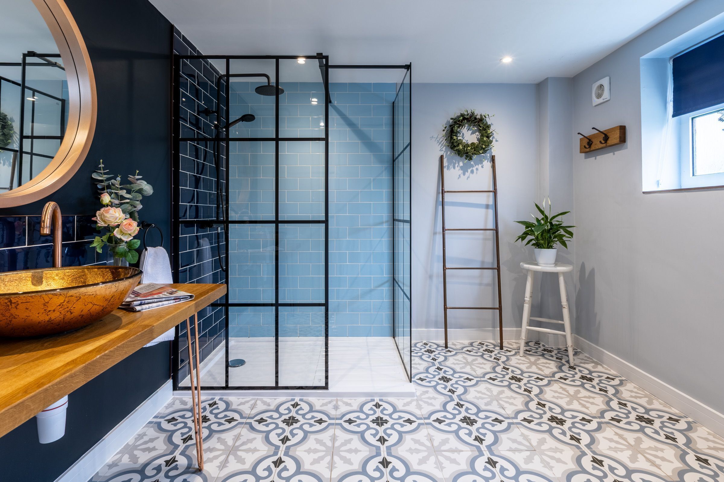 Combined shower/bathtub, hair dryer, towels