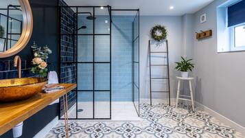 Combined shower/bathtub, hair dryer, towels