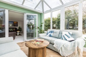 Smart-tv, dvd-spelare och böcker