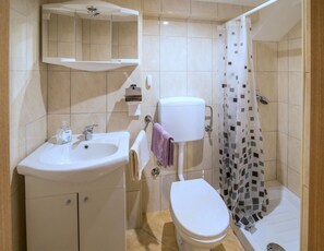 Departamento | Baño | Regadera, secadora de cabello, toallas, jabón 