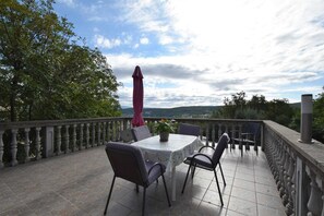 Outdoor dining - Apartment Julia 2 with Seaview (Čižići)