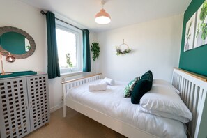 2 bedrooms, iron/ironing board, travel cot, free WiFi - Bwthyn Dwynwen: Rustic Pet-Friendly Cottage in Aberffraw | Managed by Anglesey Holiday Lettings (Ty Croes)