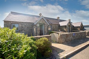 Exterior - Bwthyn Dwynwen: Rustic Pet-Friendly Cottage in Aberffraw | Managed by Anglesey Holiday Lettings (Ty Croes)
