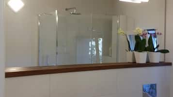 Asciugacapelli, asciugamani, sapone, shampoo