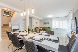 Luxury-Villa, 3 Schlafzimmer, eigener Pool | Essbereich im Zimmer