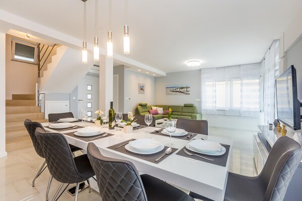 Luxury-Villa, 3 Schlafzimmer, eigener Pool | Essbereich im Zimmer