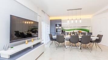 Luxury-Villa, 3 Schlafzimmer, eigener Pool | Essbereich im Zimmer