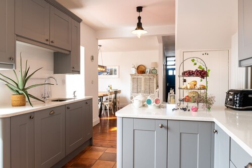 Maelog Villa : Spacious 4‑Bed Pet-Friendly Townhouse with Sea Views in Rhosneigr | Managed by Angles