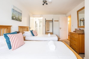Twin bedroom with en-suite walk-in shower, ground floor accommodation at Ancones holiday home, Rhosneigr, Anglesey