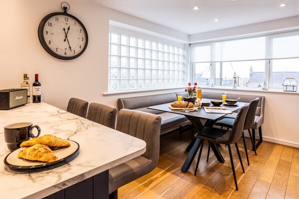 Dining - Ancones: Modern 3-Bed Coastal Home in Rhosneigr | Anglesey Holiday Lettings (Rhosneigr)