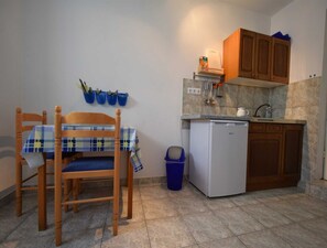 Fridge, coffee/tea maker, cookware/dishes/utensils - Studio Skender near the beach (Vantacici)