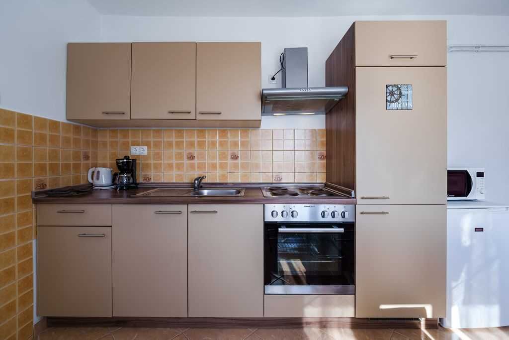 Réfrigérateur, four à micro-ondes, un four, surface de cuisson