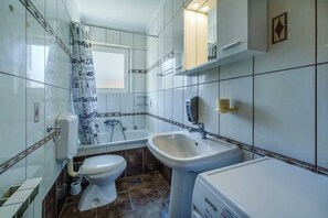 Bathtub, towels