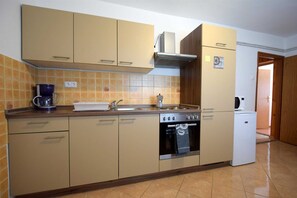 Kjøleskap, mikrobølgeovn, ovn og kokeplater