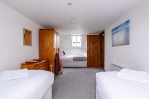 2 habitaciones, tabla de planchar con plancha y cuna de viaje 
