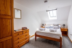2 bedrooms, iron/ironing board, travel cot, free WiFi - Y Stabl: 2‑Bed Cottage Sleeping 5 in Llanfaelog | Managed by Anglesey Holiday Lettings (Ty Cros)