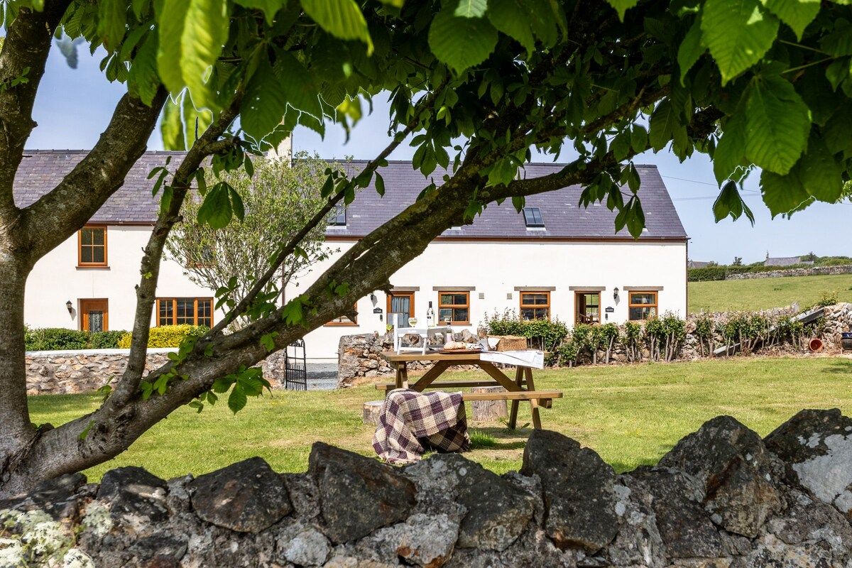 Y Stabl, one of two farm cottages with stone-walled garden, pet-friendly and sleeping five in Llanfaelog, Anglesey