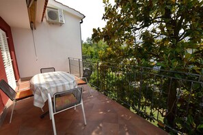 Outdoor dining - Apartment Mirjana on the first floor (Malinska)