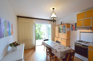 Fridge, oven, coffee/tea maker, toaster - Apartment Mirjana on the first floor (Malinska)