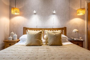 King-sized double bedroom with vaulted ceiling and skylight, upstairs accommodation at beachfront holiday cottage in Rhosneigr, Anglesey - Porth Crigyll: Beachfront holiday cottage on Anglesey (Rhosneigr)