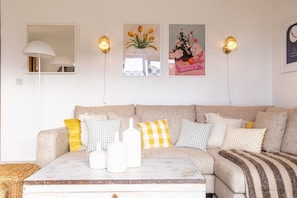 Smart TV - Porth Crigyll : Beachfront 3‑Bed Cottage with Sea Views in Rhosneigr | Managed by Anglesey Holiday L (Rhosneigr)