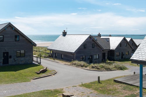 Porth Crigyll : Beachfront 3‑Bed Cottage with Sea Views in Rhosneigr | Managed by Anglesey Holiday L